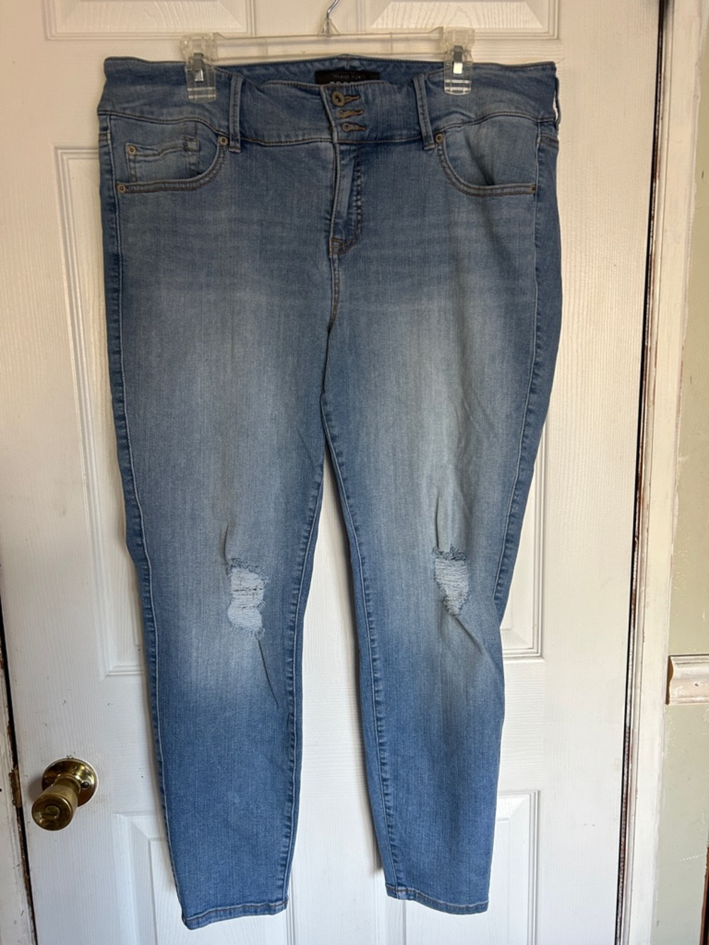 🖤TORRID🖤 Light Blue Distressed Jeggings